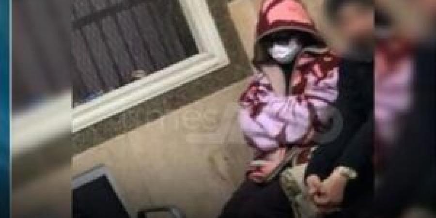 صورة مسربة لمنة شلبي خلال ترحيلها إلى النيابة